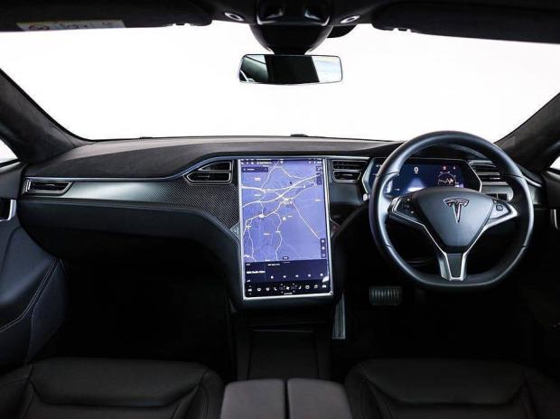 Tesla обвинили в шпионаже: бывший сотрудник заявил о незаконной слежке за работниками