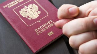 Украина против паспортов РФ на Донбассе, но свои давать не будет