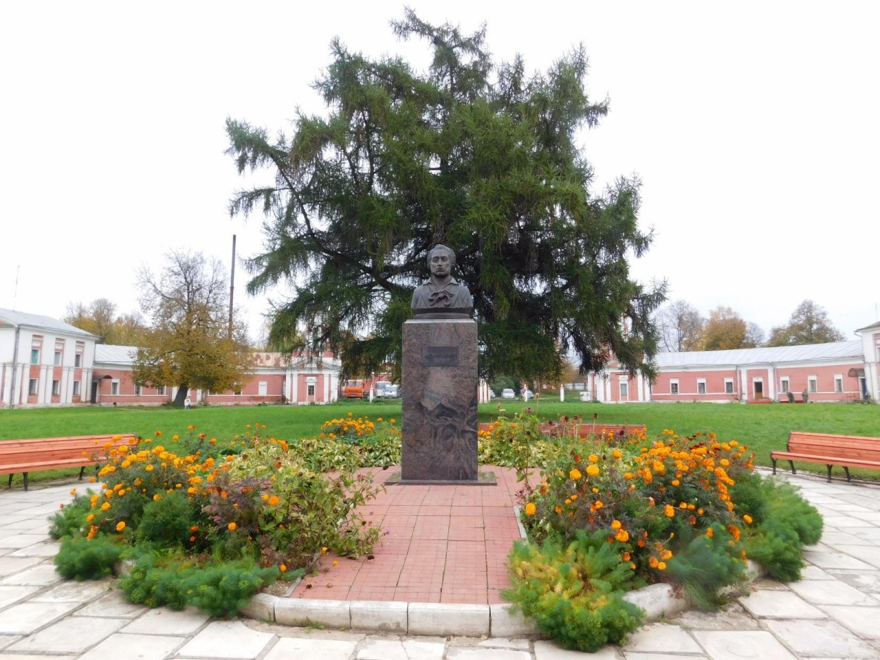 Погода в яропольце волоколамского. Ярополец памятник курсантам. Поселок Пушкина Оренбург. Пушкин Ярополец. Ярополец памятник Ленину.