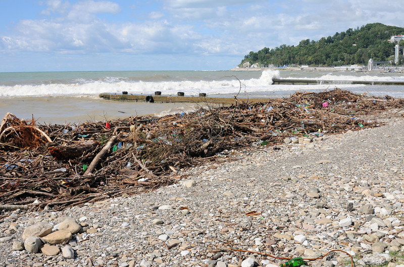 Горы мусора на черноморском пляже после шторма. Автор фото: Юрий Морозов купаться запрещено, пляжи россии, природа, россия, фото