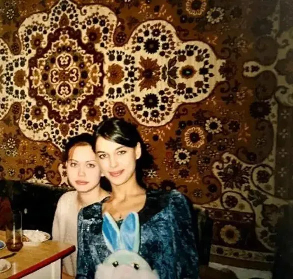 Мода нулевых и советский интерьер: Ирина Шейк поделилась своими подростковыми фото из России ШейкИрина, Ирина, сестройИрина, Челябинской, сестрой, начала, городе, Еманжелинске, Vogue, БразилияИрина, D&039AlbaИрина, ШейкШейк, живёт, НьюЙорке, вместе, восьмилетней, дочерью, которую, родила, BazaarИрина