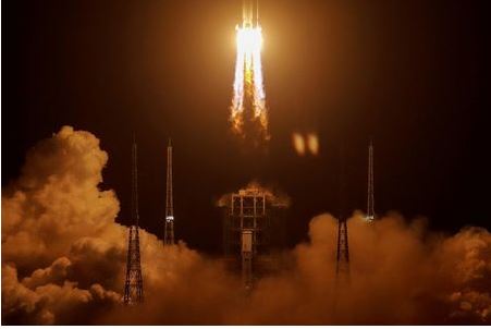 The Long March-5 Y5 rocket, carrying the Chang'e-5 lunar probe, takes off from Wenchang Space Launch Center, in Wenchang, Hainan province, China November 24, 2020. REUTERS/Tingshu Wang