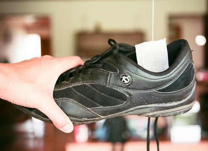 Положите в обувь сухой чайный пакетик на несколько часов, чтобы избавится от неприятного запаха.