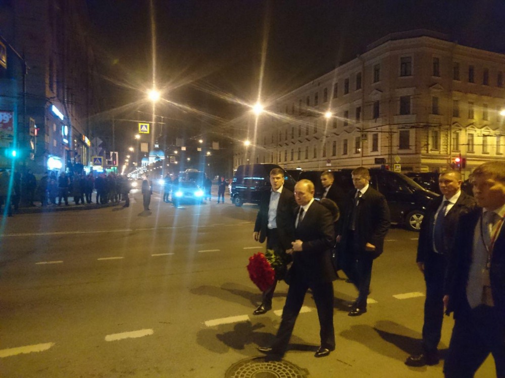 Президент РФ почтил память жертв взрыва в метро Петербурга