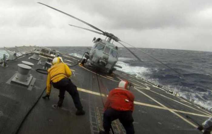 Военнослужащие, находящиеся на службе военно-морских сил, выходят на работу и в шторм, и в бурю.