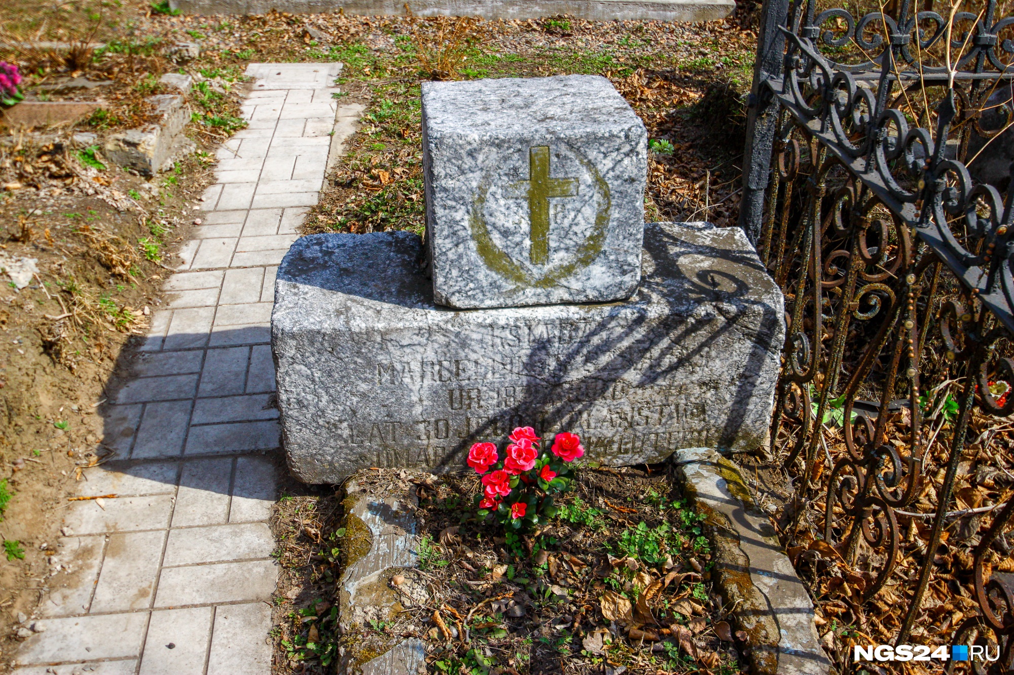 Памятники на кладбище