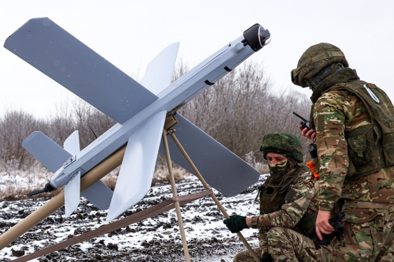 На фото: операторы 155-й отдельной гвардейской бригады морской пехоты во время боевой работы барражирующего боеприпаса "Ланцет". 
