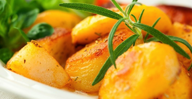 recept-idealnoj-zolotistoj-kartoshechki-v-duxovke
