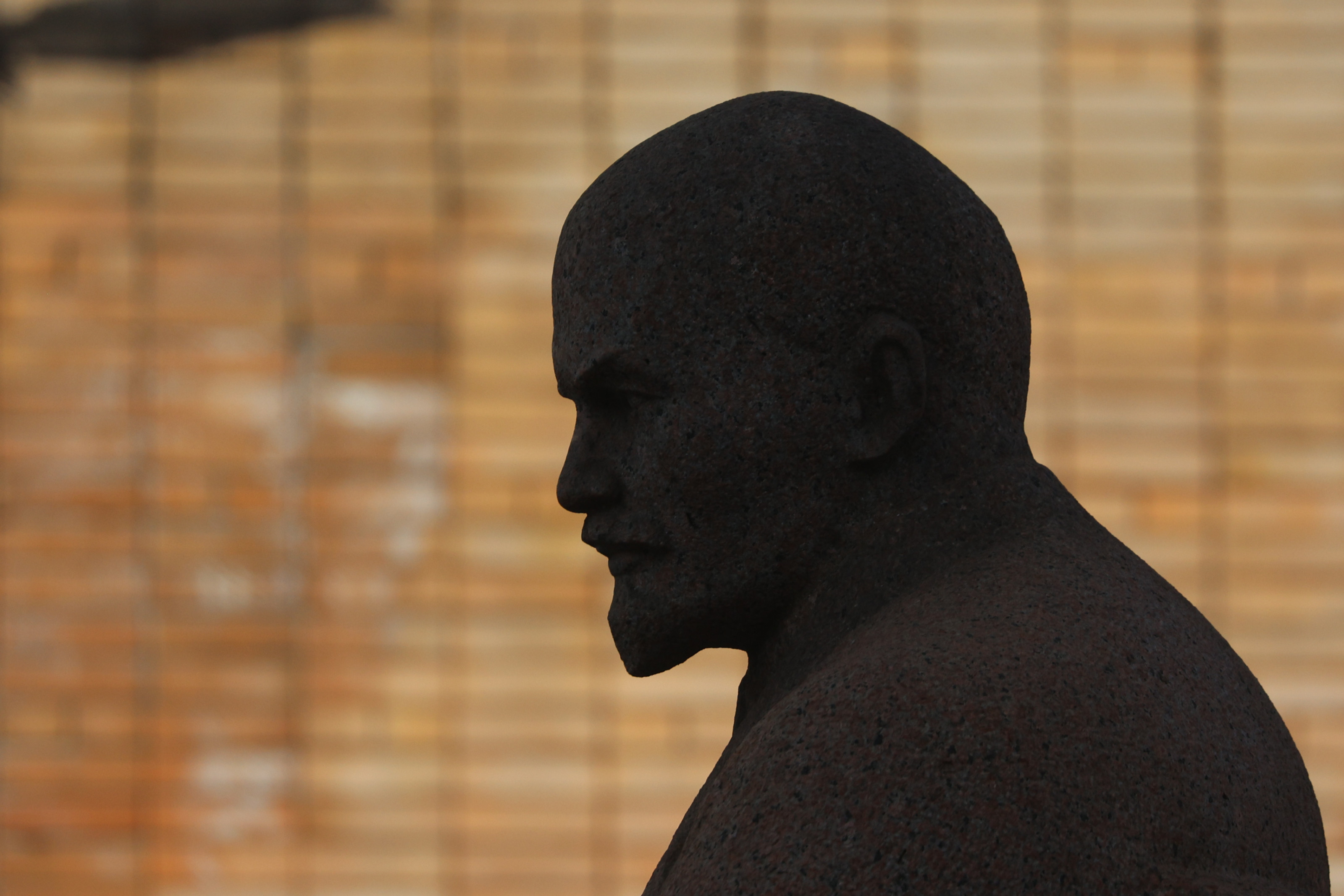 В памятнике Ленину нашли утерянную много лет назад капсулу времени