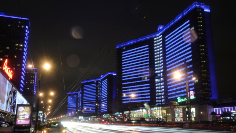 Синь в москве. Синяя Москва. Новый Арбат Зажги синим. Москва в синих цветах. Московский синего правильно.