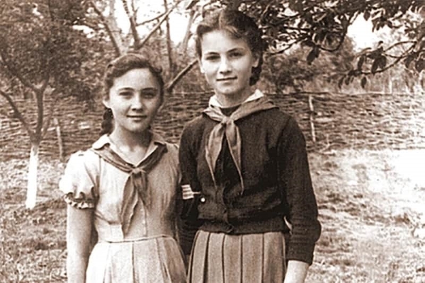София Ротару (на фото справа) в возрасте 15 лет