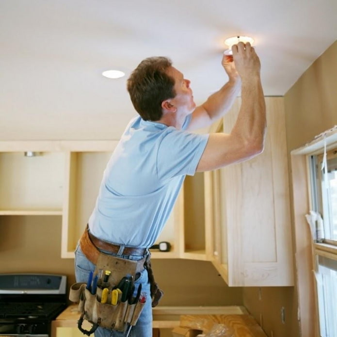 Как самостоятельно поменять лампочку в натяжном потолке? освещение,полезные советы,ремонт и строительство