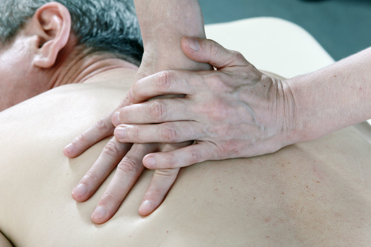 Болит спина после массажа: возможные причины, лечение, что делать