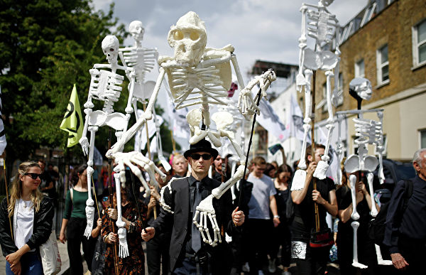 Марш активистов социально-политического движения Extinction Rebellion в Восточном Лондоне, Великобритания 