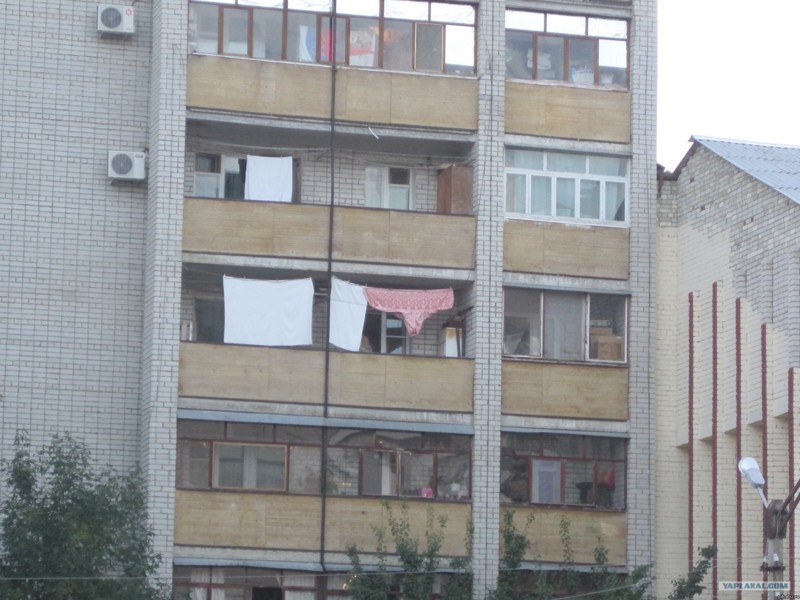 Хорошего человека должно быть много! балкон, мусор, прикол, хлам