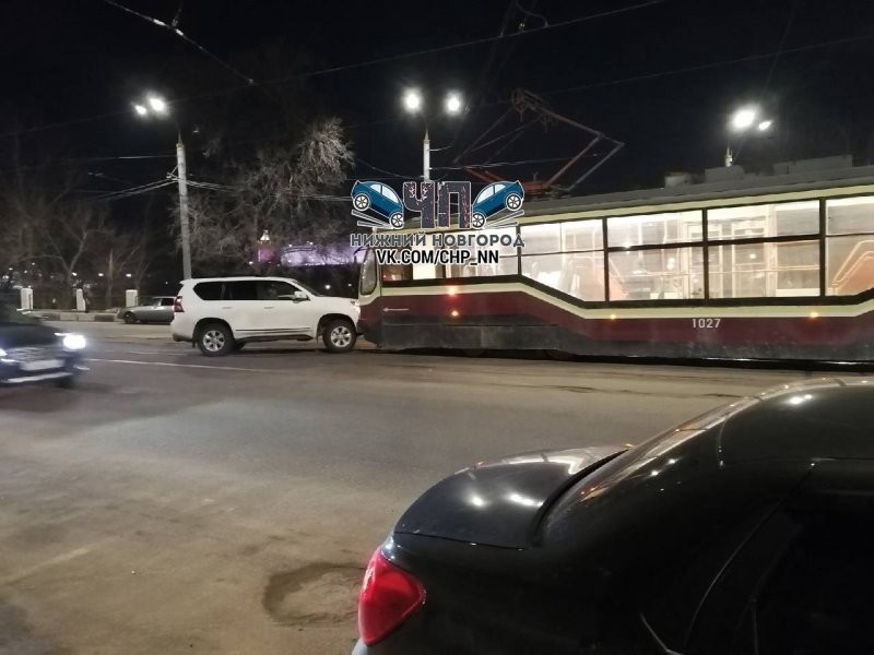 Попал в западню: ДТП с любителем езды по трамвайным путям в Нижнем Новгороде