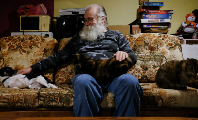 Мужчина купил на распродаже диван, но спать на нем не смог. Он его разобрал и нашел тайник с деньгами Культура