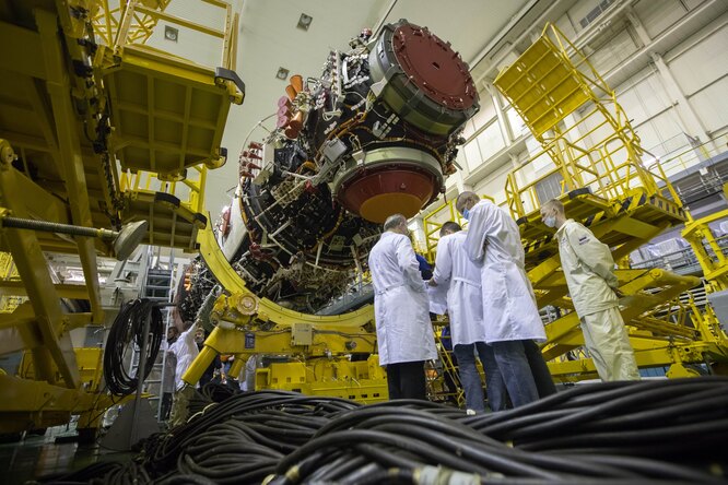 Модуль «Наука» в монтажно-испытательном корпусе на космодроме Байконур – еще без микрометеоритной защиты, антенн и некоторых других элементов