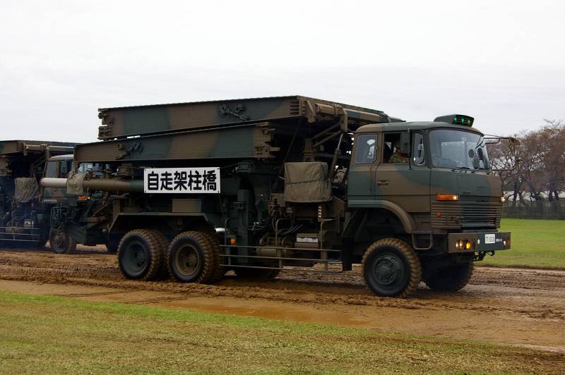 Военные грузовики и в огонь, и в воду Военные грузовики и в огонь, и в воду оружие