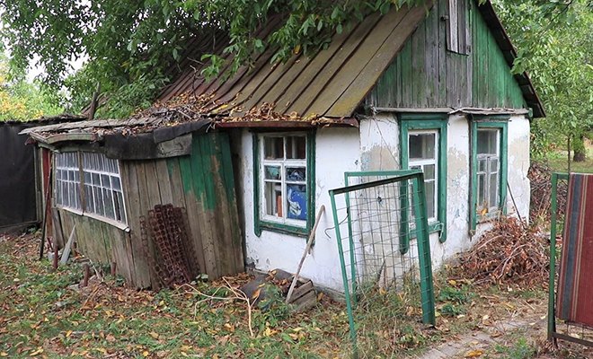 Мужчина купил старый дом и начал превращать его в жилой: находки в сарае, колодец и разбор территории. Видео
