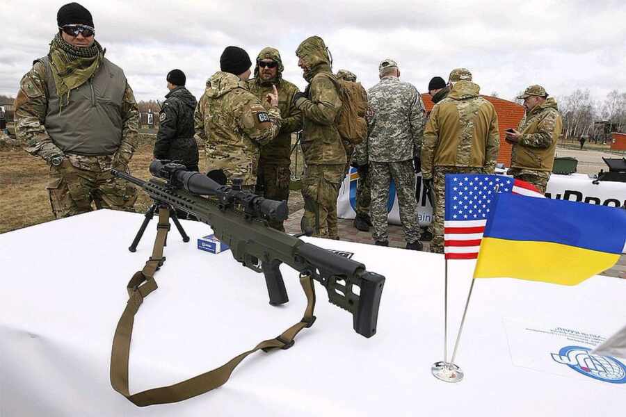 Запад продолжает снабжать Украину оружием и перебрасывает боевиков под видом "инструкторов"