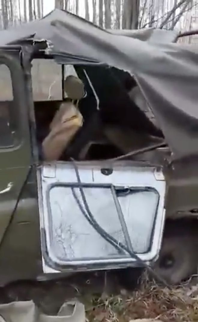 Охотники приехали в тайгу и оставили машину без присмотра: вечером пришел медведь 