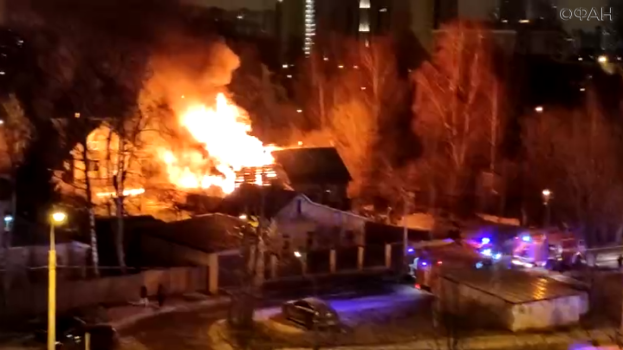 Видео пожар крокус. Сгорел дом в Удельной. Пожар в Удельном парке. Происшествия Удельная. Удельная сгоревший дом на платформе.