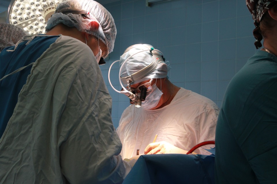 Во Франции провели уникальную трансплантацию обеих рук и плеч