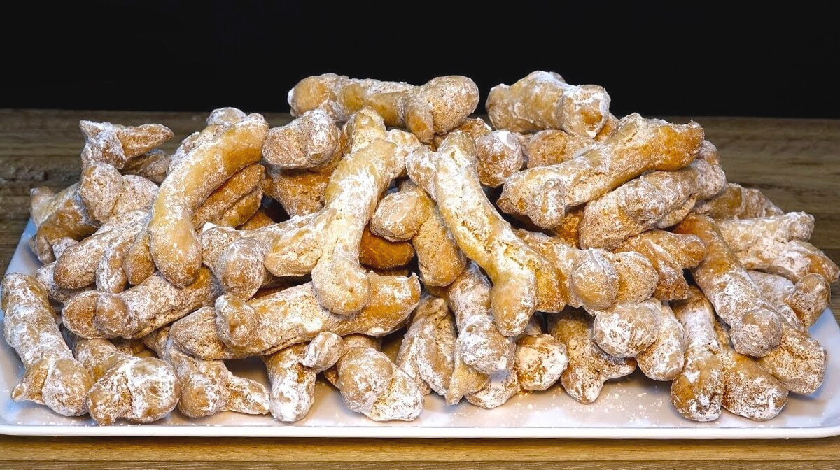 В Кадисе на День всех святых готовят традиционные сладости - буньюэлос - святые кости или просто трубочки