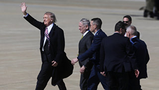 Президент США Дональд Трамп прибывает на авиабазу Лэнгли в Хамптоне. 2 марта 2017 года