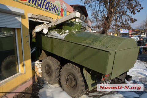 Жуткое ДТП в Николаеве: у армейского бензовоза отказали тормоза, погиб один военный