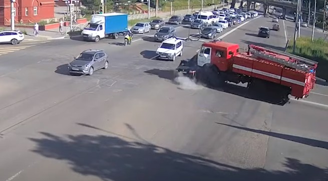 Момент ДТП с пожарной машиной в Рязани попал на видео