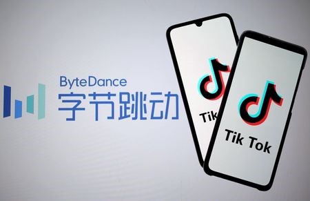 Логотипы Tik Tok на смартфонах на фоне логотипа ByteDance 27 ноября 2019 года. REUTERS/Dado Ruvic