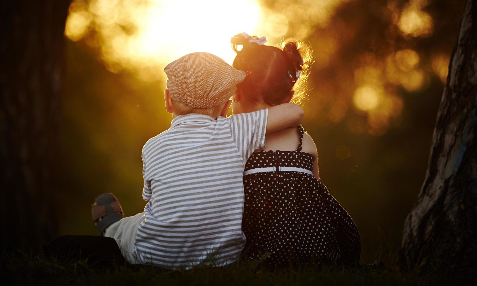 «Ты знаешь, сколько еще их у тебя будет!»: какие фразы нельзя говорить ребенку, если он влюбился