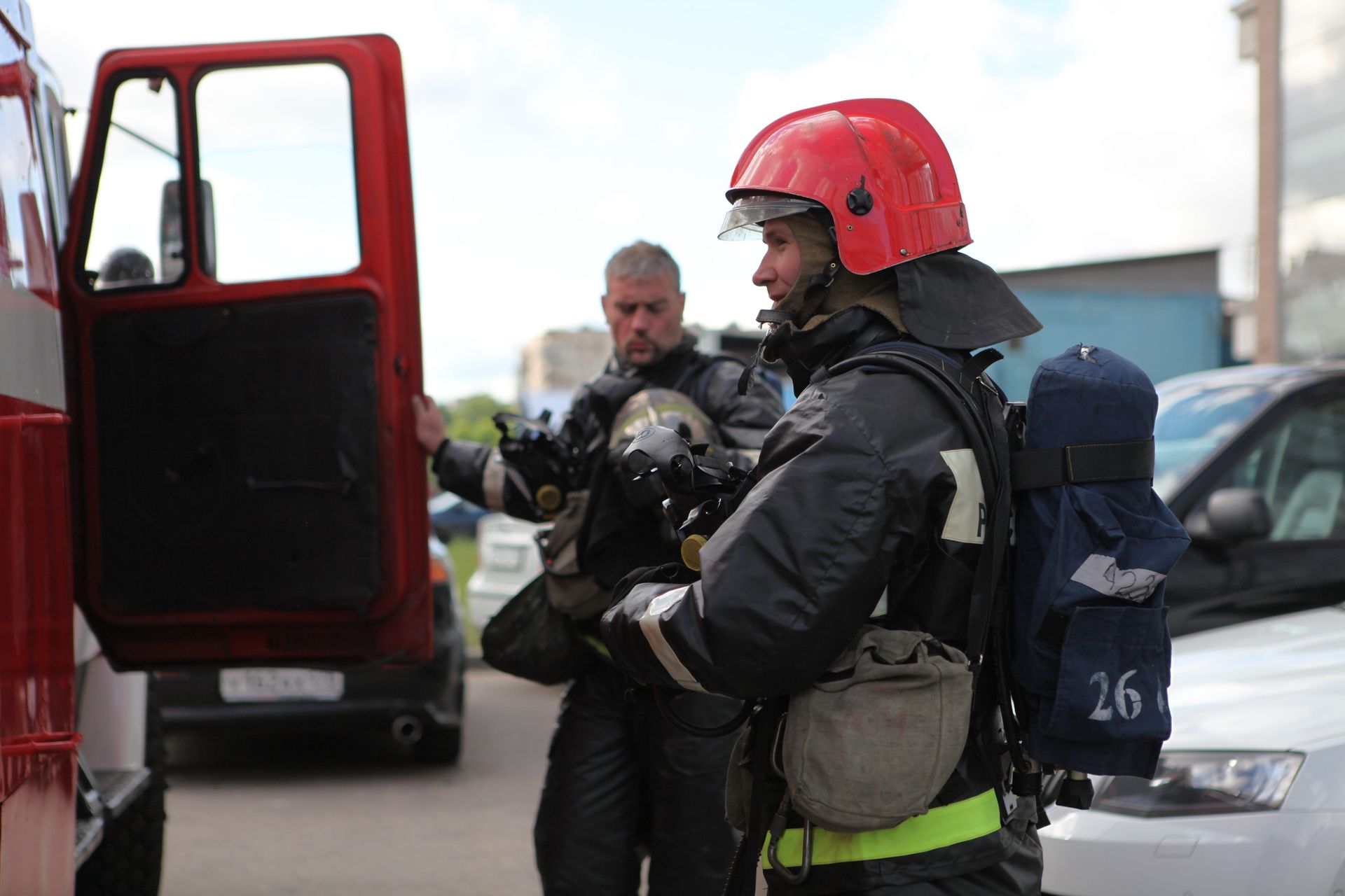 Пожарные эвакуировали 56 человек из горящей многоэтажки в Туле Происшествия