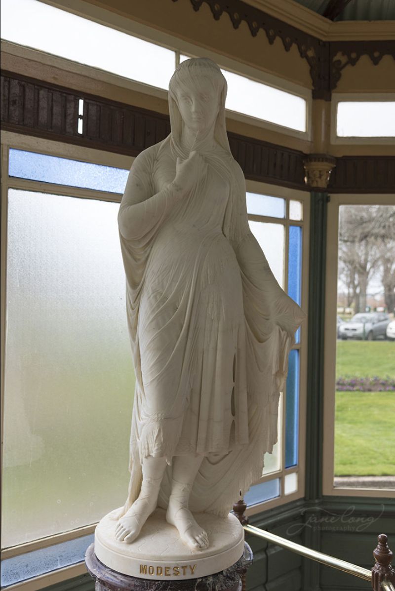 Художница красками оживила женщин-статуй XIX века