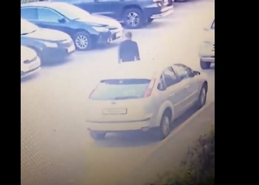 В Рыбном неизвестный мужчина пытался вскрыть несколько автомобилей