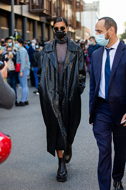 Неделя моды в Милане: street style также, которая, Неделя, улицах, показов, числе, Заметить, Gabbana, Dolce, маски, конечно, нарядными, самыми, образ, дополняющий, аксессуар, Милане, яркий, можно, продолжают