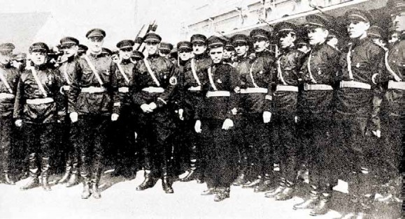 Русские чернорубашечники и их лидер Константин Родзаевский (в центре со сплетенными пальцами). 1934 год.