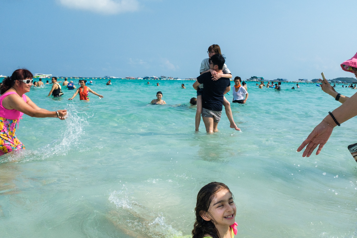 «Beach Matters»: туристы в Таиланде на снимках Ларри Халлегуа