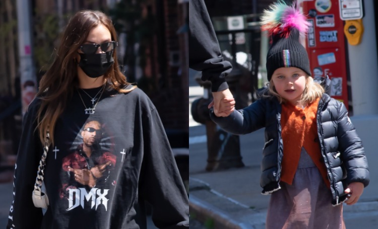 В память о рэпере DMX: Ирина Шейк в футболке со смыслом и Лея на прогулке в Нью-Йорке