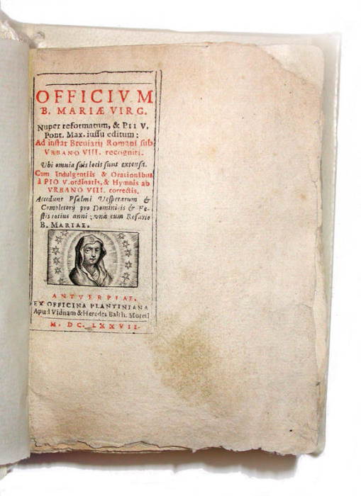 Религиозное издание Officium Beatae Mariae Virginis 1677 года, у которого издатель не успел обрезать «лишние» края страниц.