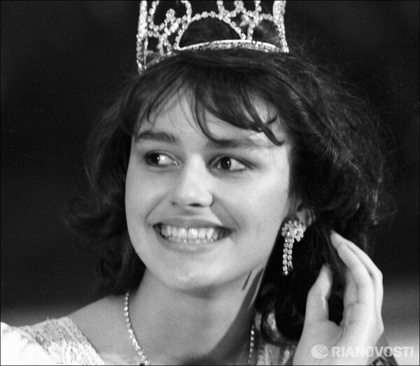 Первая красавица СССР: «Меня объявили победительницей, сверху стали сыпаться гвоздики, они падали мне на голову и сбили корону» девушки