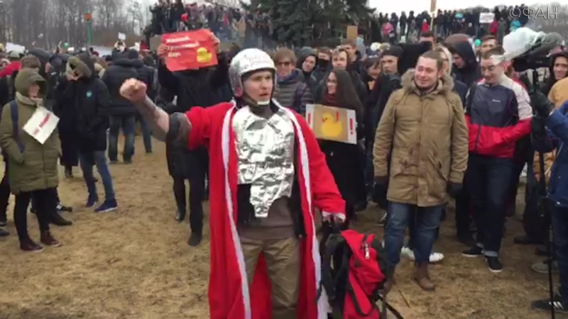 Неадекватный «рыцарь» Навального выступил перед участниками митинга в Петербурге