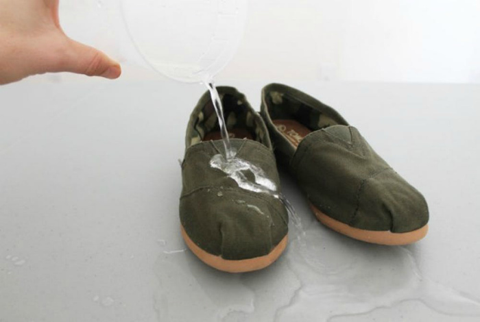 Сделать обувь водонепроницаемой. | Фото: Vanchitecture.