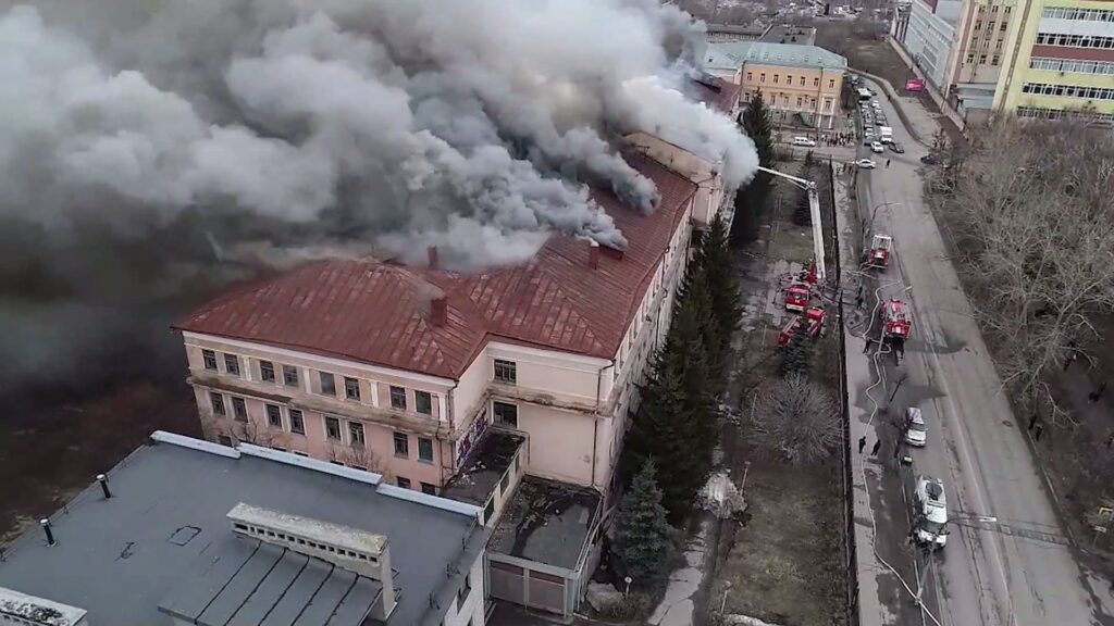 МЧС опубликовало видео тушения пожара в здании бывшего училища связи в Рязани