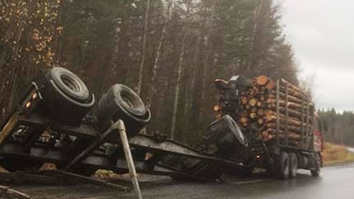 Шесть человек пострадали в массовой аварии с участием лесовоза на кузбасской трассе