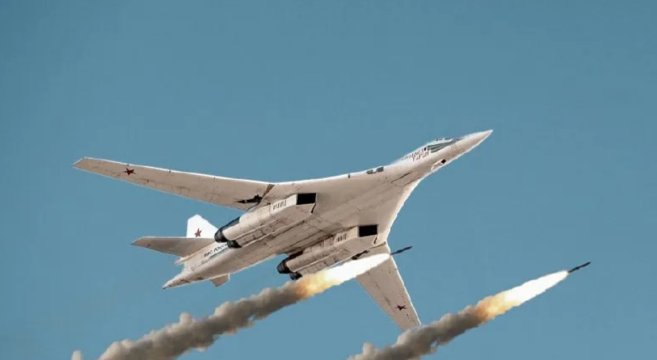 В воздухе сверхзвуковой стратегический ракетоносец-бомбардировщик Ту-160. Фото: Министерство Обороны.