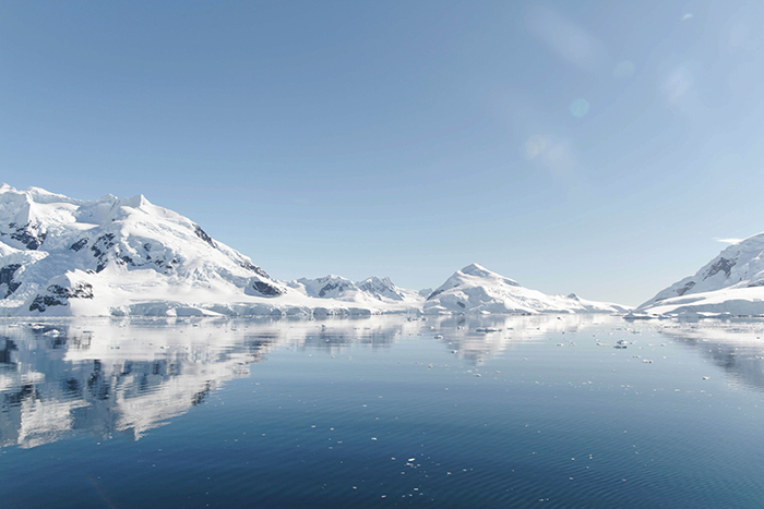 Самая низкая температура поверхности Земли, когда-либо зафиксированная в Антарктиде, составляет -144 °F (-98 °C).