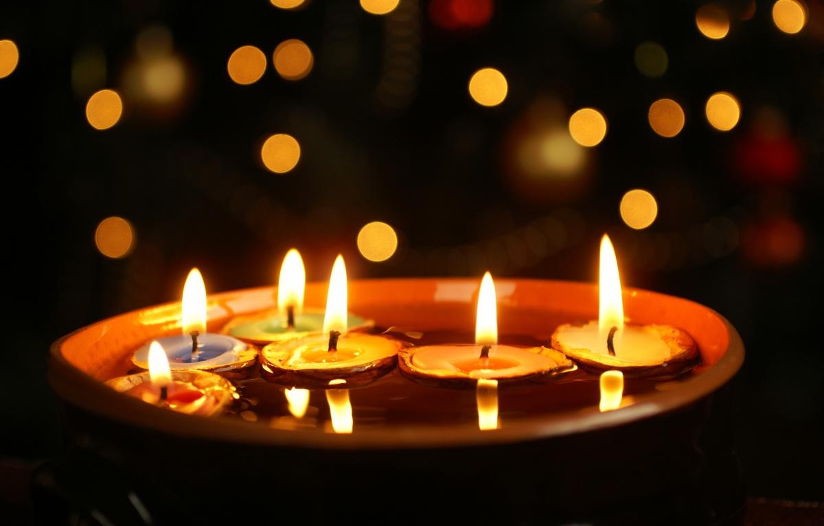 11 идей красивых новогодних подсвечников своими руками свечи, чтобы, можно, подсвечники, любой, вырезать, банки, сверху, использовать, вариант, может, непременно, кожуры, свеча, устойчивой, снаружи, сделать, например, украшения, баночек